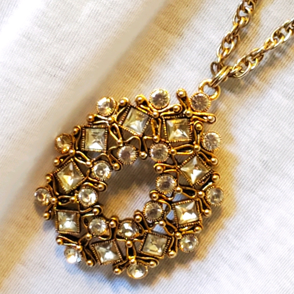 Goldtone teardrop rhinestones pendant necklace